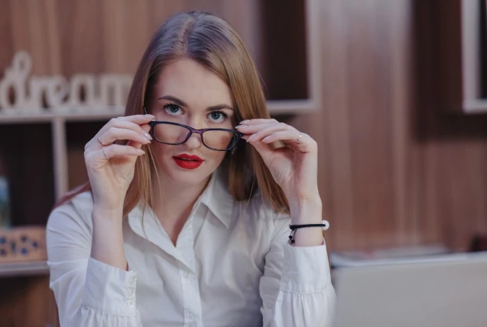Who Should Wear Bifocal Glasses? Signs It’s Time to Upgrade Your Eyewear